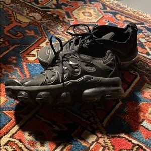 Nike Vapormax Plus triple black sneakers